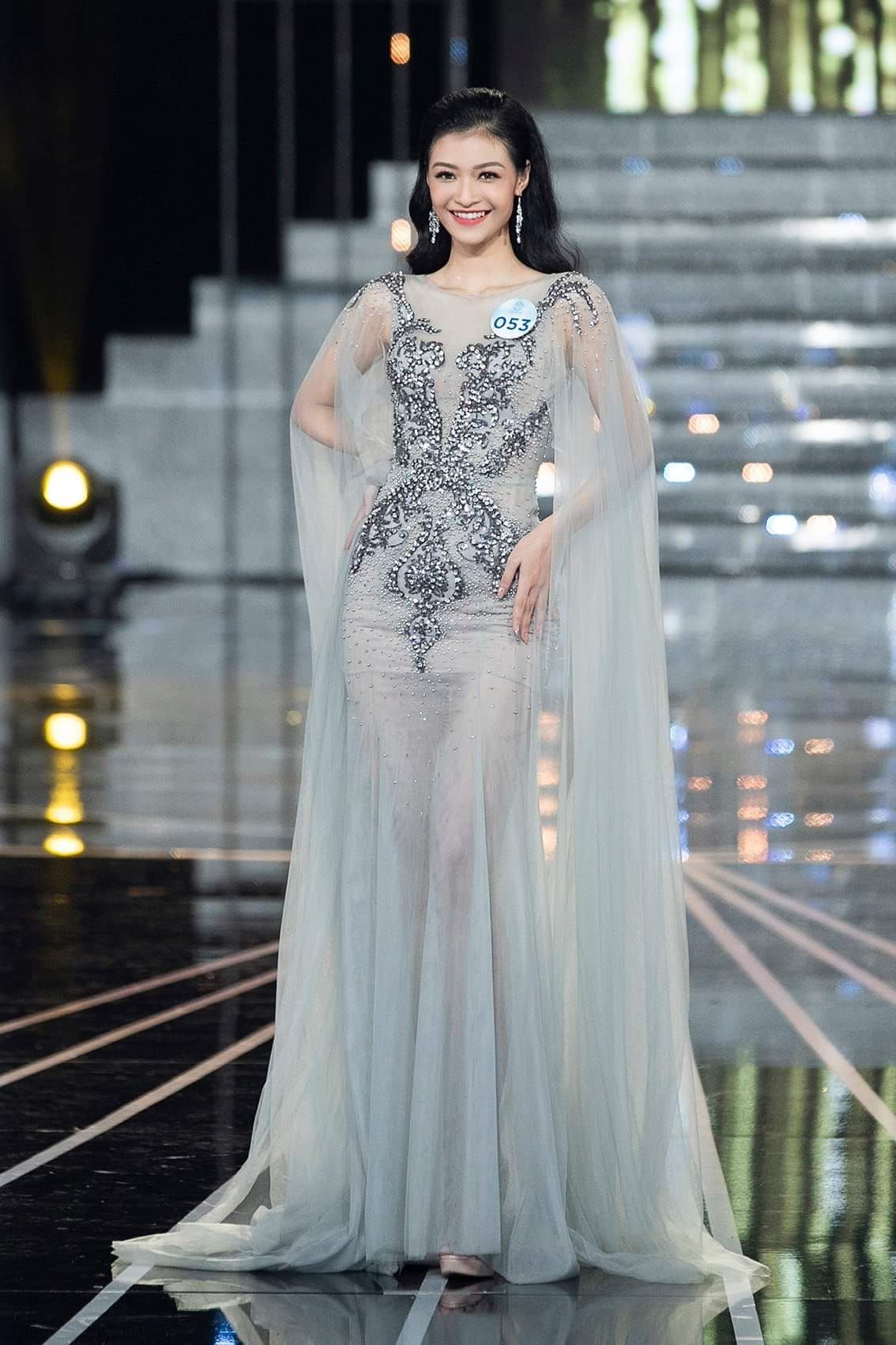 Tại cuộc thi Hoa hậu Thế giới Việt Nam 2019, á hậu 1 luôn xuất hiện với vẻ ngoài nhẹ nhàng trong những bộ cánh nữ tính, màu sắc nhã nhặn.