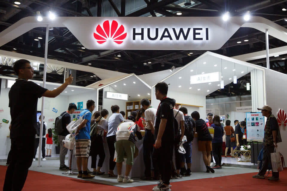   Gian hàng của Huawei tại Triển lãm Điện tử Tiêu dùng Quốc tế tại Bắc Kinh. Ảnh: Reuters  