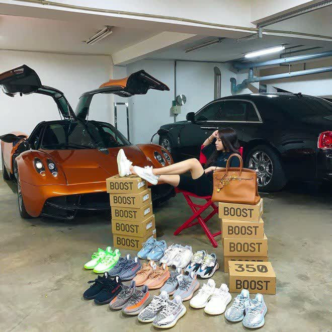 Joyce Phạm làm cộng đồng mạng xôn xao khi chụp hình bên chiếc siêu xe 80 tỷ - Pagani Huayra, xung quanh là cả tá hàng hiệu như giày Adidas Yeezy, túi Hermes, ghế Supreme,...
