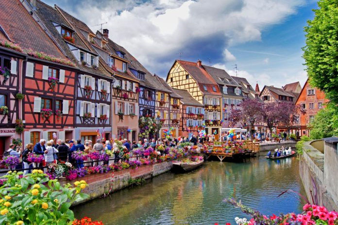 Colmar, Pháp đã tồn tại hơn 1.000 năm. Colmar nổi tiếng với danh hiệu “Venice của nước Pháp” nhờ mạng lưới đường thủy và những con phố từ thời Trung Cổ. Du khách đến Colmar phải ghé thăm ngôi làng Alsatian nổi tiếng với các loại rượu vang mang hương vị tinh tế hay các tiệm bánh địa phương cũng như chứng kiến kiến trúc Gothic quyến rũ của thị trấn nhỏ phía đông bắc nước Pháp.