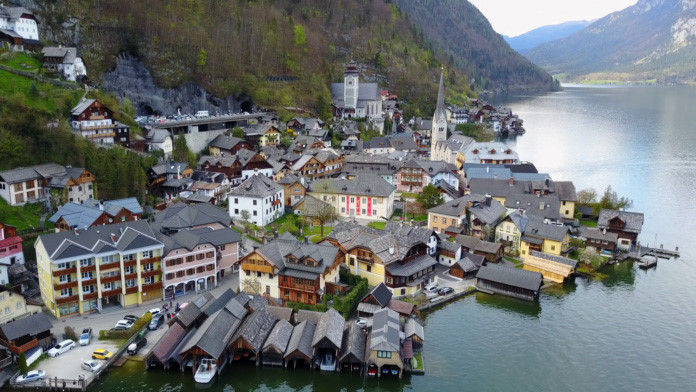 Hallstatt, Áo là một trong những cộng đồng dân cư lâu đời nhất của nước này. Nơi này như một thị trấn trong truyện tranh với lịch sử phát triển nghìn năm. Sự thịnh vượng của thị trấn này hiện rõ trên những tòa nhà xinh đẹp hình chuông. Văn hóa của thị trấn Hallstatt được bảo tồn rất tốt và là một kho tàng lịch sử nhân loại hấp dẫn.