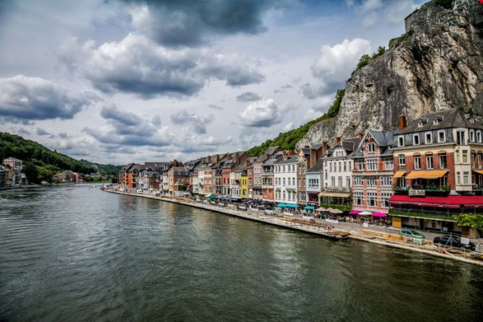 Dinant, Bỉ nằm giữa dòng sông Meuse và khu thành cổ, Dinant nổi tiếng với phong cách kiến trúc ấn tượng cùng khung cảnh hùng vĩ nhìn ra những ngọn núi. Du khách đến đây có thể tham quan thác nước Grotto of Dinant hay đến Sanctuary of Beauraing để nhâm nhi một tách cà phê trong khung cảnh của một trong những thành phố xinh đẹp nhất châu lục.