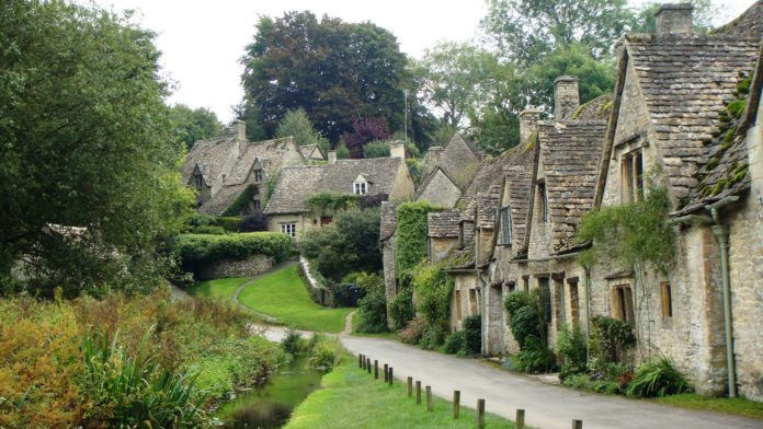 Bibury, Anh Quốc nép mình bên khu đồi xanh ngát của Cotswold, Bibury được biết đến là thị trấn xinh đẹp nhất của nước Anh. Thị trấn có niên đại hàng trăm năm tuổi. Nơi đây có những đồng cỏ xanh mướt bao quanh những ngôi nhà bằng đá cổ xưa. Thị trấn cổ tích Bibury sẽ khiến checklist cuộc đời của bạn thêm ý nghĩa.