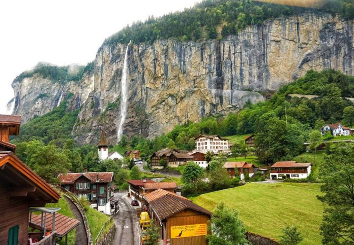 Lauterbrunnen, Thụy Sĩ nép mình bên thung lũng dãy Alps. Khu vực này có hơn 72 thác nước và thung lũng, đồng cỏ địa hình núi cao sống động cùng khu vực bảo tồn lớn nhất của Thụy Sĩ. Du khách đến Lauterbrunnen có thể trải nghiệm ngọn thác Staubbach cao 300 m hoặc thác băng Trummelbach với khung cảnh kỳ vĩ.