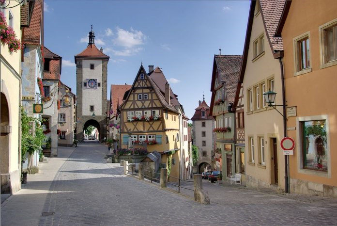 Rothenburg der Tauber, Đức là một thị trấn nhỏ ở bang Bavaria, Đức. Nơi đây từng nổi tiếng là trung tâm thị trấn thời trung cổ. Bức tường thành phố có từ thế kỷ 14 vẫn còn nguyên vẹn, chứng minh rằng dường như thị trấn này không bị ảnh hưởng bởi thời gian. Đến đây du khách có thể ghé thăm quảng trường mua sắm nhộn nhịp ở trung tâm thị trấn, tháp Tòa thị chính từ thế kỷ 13 hay Bảo tàng tội ác và trừng phạt, nhà thờ thánh Jacob.