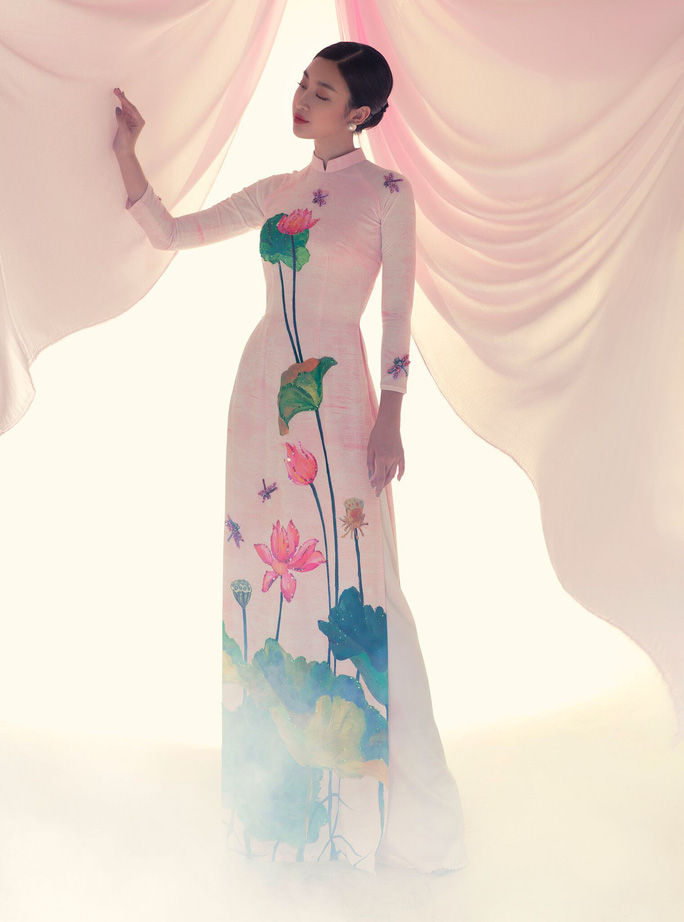 Hoa hậu Đỗ Mỹ Linh mang vẻ đẹp thuần Việt trong áo dài hoa Sen