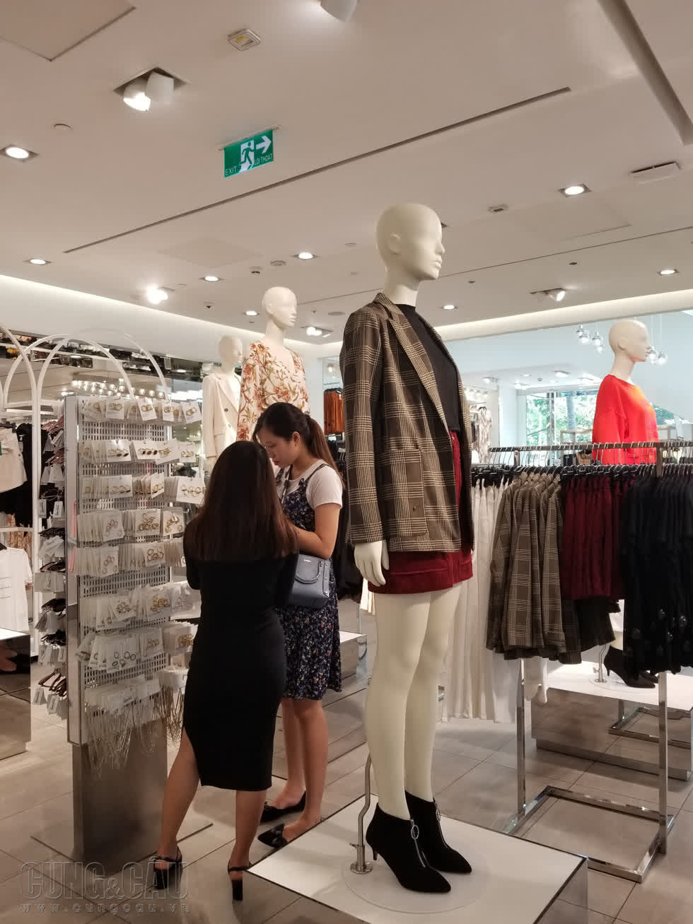 H&M bán trực tuyến trên các trang thương mại điện tử và bán tại hệ thống các cửa hàng trên toàn quốc.