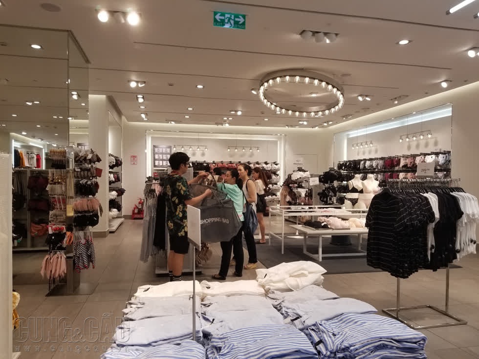 Khách mua sắm tại cửa hàng H&M vào sáng nay.