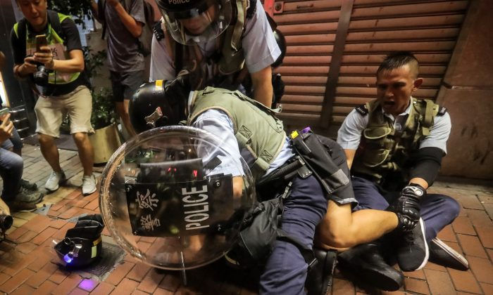 Cảnh sát Hồng Kông bắt giữ một người biểu tình.