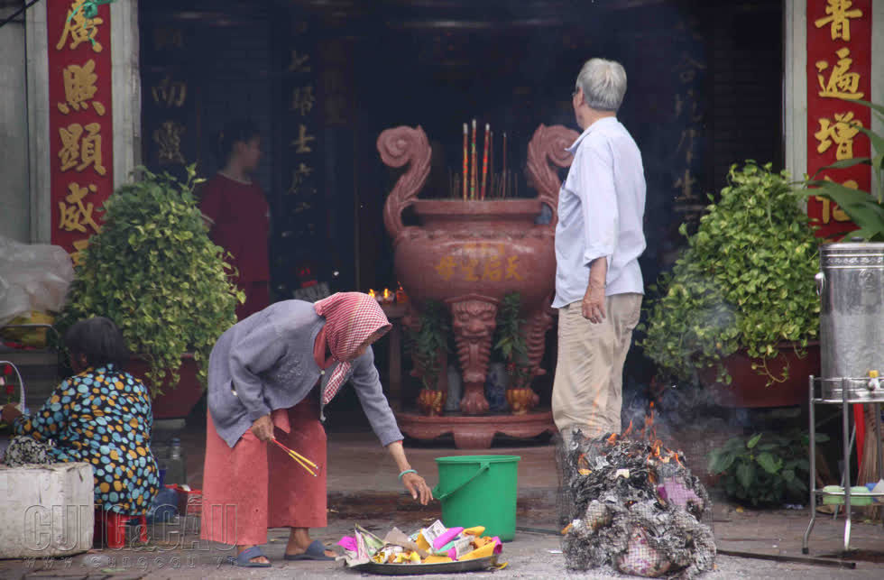 Người dân Sài Gòn tìm về chốn Phật ngày Rằm tháng 7 cầu bình an