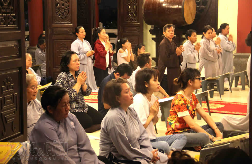 Người dân Sài Gòn tìm về chốn Phật ngày Rằm tháng 7 cầu bình an