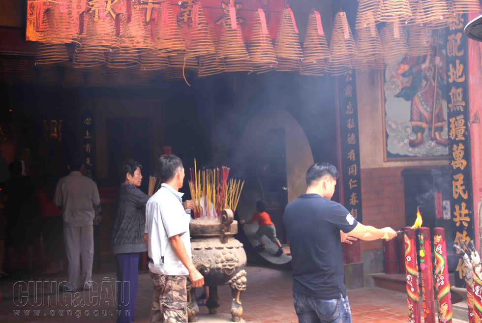 Đa số người đền chùa Ông đều là người gốc Hoa.