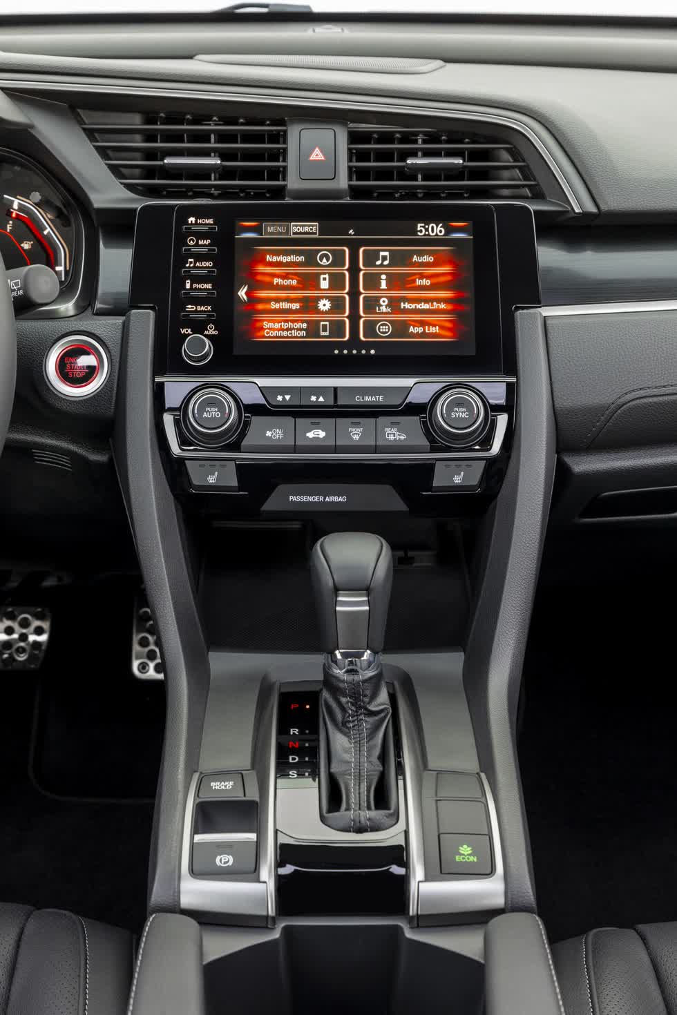 Bên trong, phiên bản 2020 của Civic trông sắc sảo hơn với các bảng điều khiển mới. Các nâng cấp khác bao gồm ghế lái chỉnh điện 8 hướng, vô lăng bọc da mới và núm xoay cho biến thể EX.
