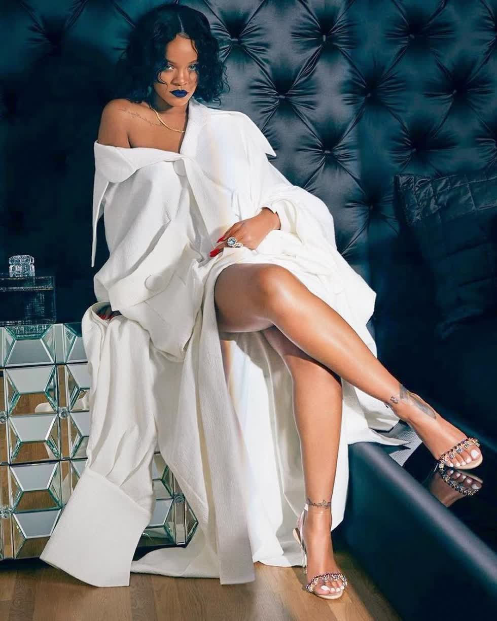 Rihanna mới là nghệ sĩ quốc tế đầu tiên lựa chọn trang phục của Công Trí.