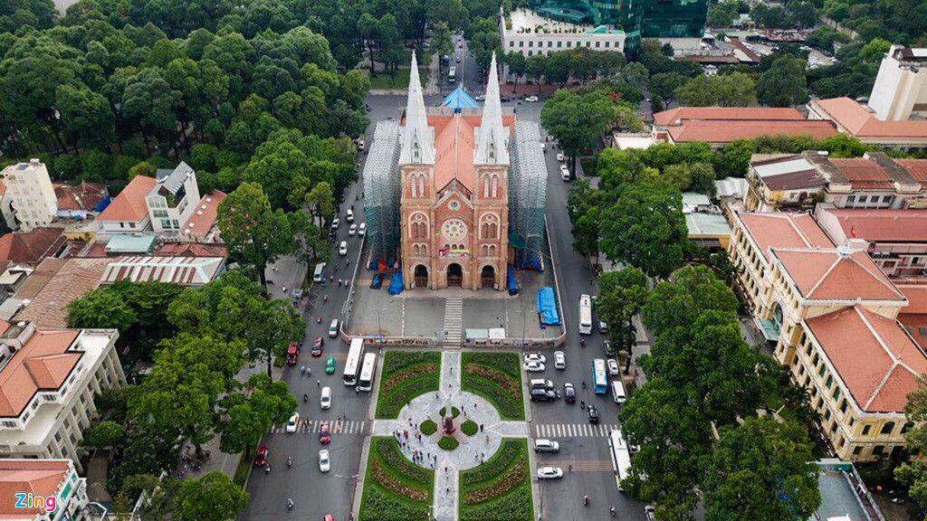 Hàng trăm thương hiệu 'bao vây' Nhà thờ Đức Bà Sài Gòn