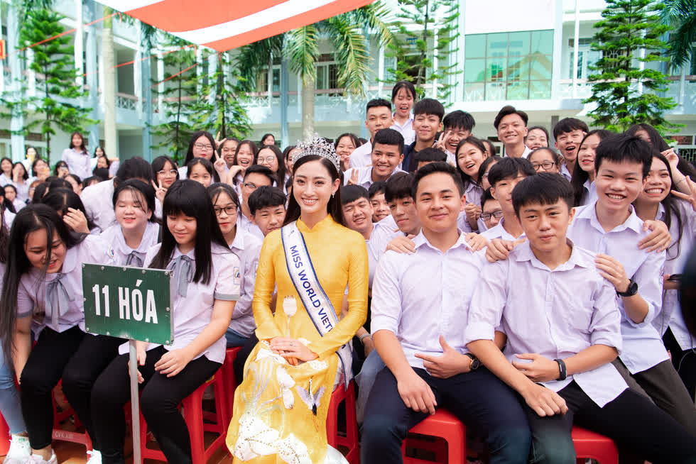 Lương Thùy Linh xinh đẹp trong tà áo dài ngày trở về trường tại Cao Bằng