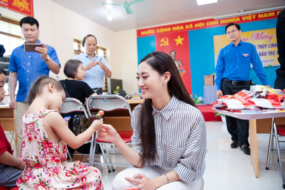 Lương Thùy Linh xinh đẹp trong tà áo dài ngày trở về trường tại Cao Bằng