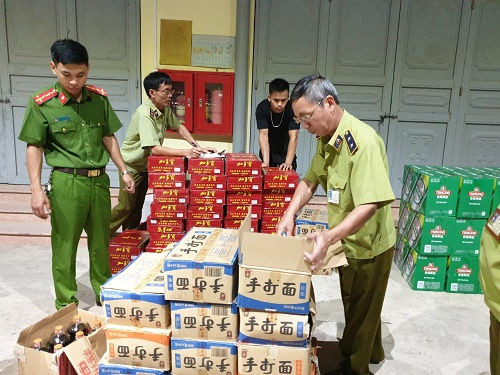  Hàng hóa bao gồm mì thanh đóng gói, nước sốt đóng chai có nguồn gốc từ Trung Quốc được lực lượng chức năng tiến hành thu giữ, kiểm tra. Ảnh: Đội QLTT số 1