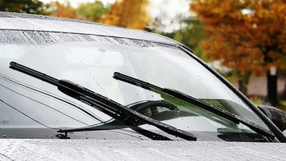Trong điều kiện thời tiết mưa gió sẽ mang lại rất nhiều bất lợi cho người điều khiển xe khi nước mưa đập vào cửa kính làm cho người lái khó quan sát hơn rất nhiều. Những lúc như vậy, cần gạt nước cần thiết hơn bao giờ hết. Cần gạt nước sẽ gạt đi những giọt nước mưa đọng trên cửa kính, giúp người lái có thể quan sát dễ dàng phía trước. Bên cạnh việc sử dụng cần gạt nước thì người lái cũng nên sử dụng thêm máy sấy kính phòng trừ nước hấp hơi bên trong sẽ khiến cho kính bên trong xe bị mờ.