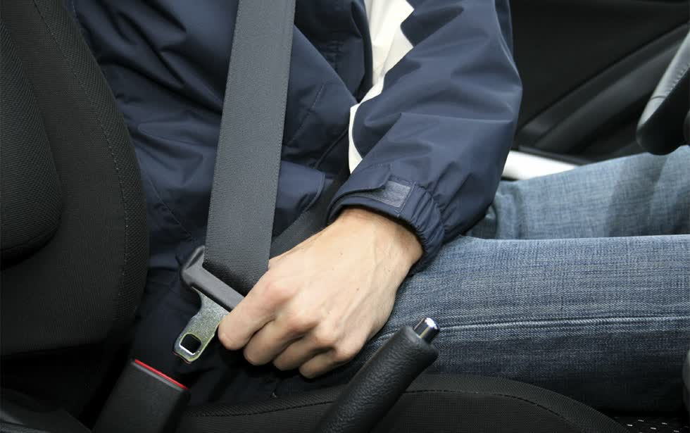  Người điều khiển và người ngồi trong xe ôtô đều phải thắt dây an toàn. Bởi khi lưu thông với tốc độ cao (100km/h), thắt dây an toàn cho mọi người trên xe là việc cần thiết hơn bao giờ hết. 