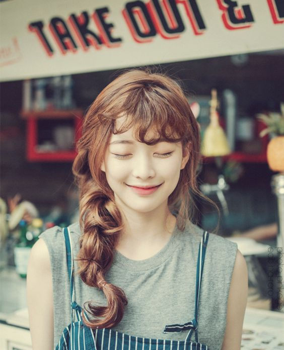 Kiểu tóc mái này thường phù hợp với những cô nàng thích nét đẹp dễ thương, kẹo ngọt thì tóc mái xoăn chính là lựa chọn đáng để thử.