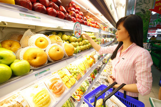 Nhiều loại trái cây nhập khẩu giảm giá khiến người tiêu dùng thích thú. (Ảnh: Minh họa)