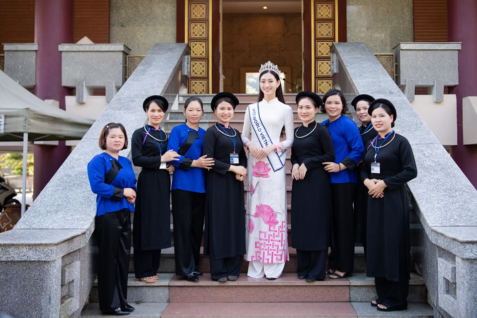 Lương Thùy Linh nền nã trong tà áo dài, ghi điểm khi giới thiệu quê hương bằng tiếng Anh