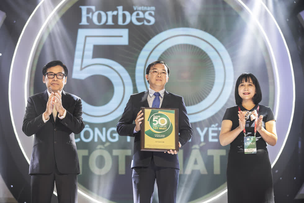  Ông Lê Thành Liêm – Giám đốc Điều hành Tài Chính Vinamilk nhận kỷ niệm chương của Forbes Việt Nam trong Lễ vinh danh “50 công ty niêm yết tốt nhất Việt Nam 2019”  