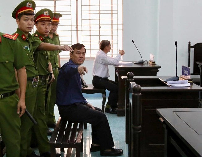 Sau khi nghe tòa tuyên 18 tháng tù giam, bị cáo Nguyễn Hữu Linh đã không giữ được bình tĩnh.