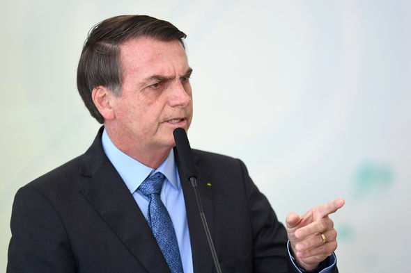   Trong bối cảnh thảm họa cháy rừng Amazon ngày càng lan rộng, Tổng thống Brasil Jair Bolsonaro một mặt hứng chịu sự chỉ trích do gián tiếp gây ra nạn phá rừng  bằng các chính sách khai thác tài nguyên, mặt khác ông Bolsonaro bị cuốn vào một cuộc tranh cãi với Tổng thống Pháp Macron.  
