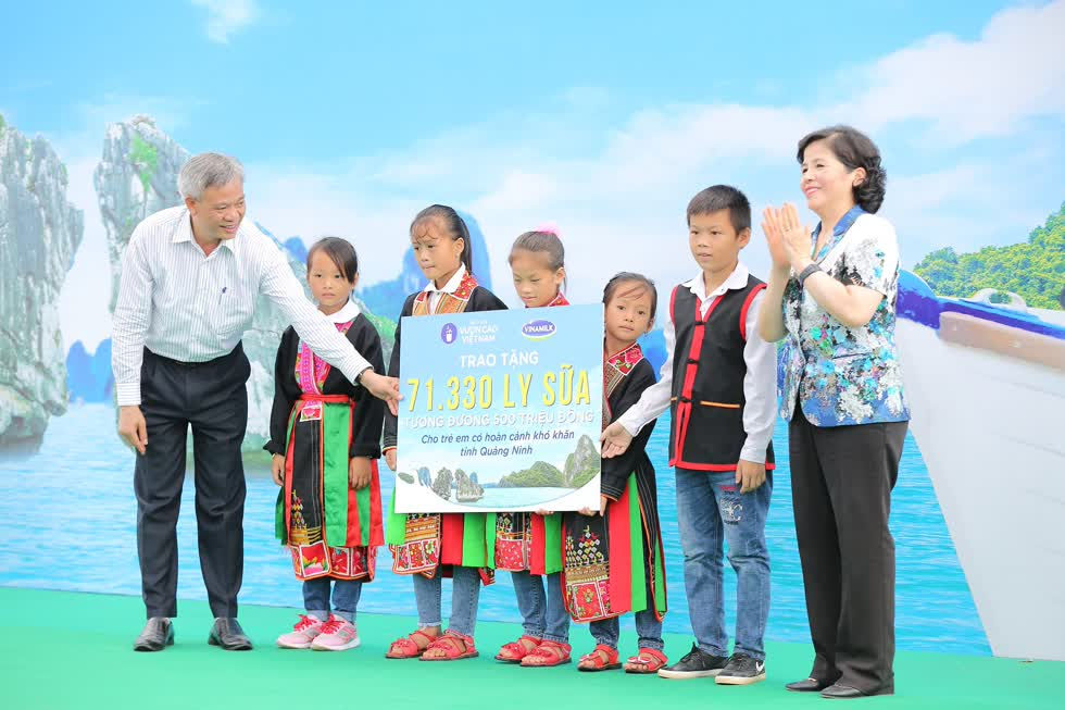 Bà Mai Kiều Liên - Thành viên Hội đồng Quản trị, Tổng Giám đốc Công ty Vinamilk trao tặng bảng tượng trưng 71.330 ly sữa, tương đương 500 triệu đồng cho các em học sinh nghèo vượt khó tỉnh Quảng Ninh. 