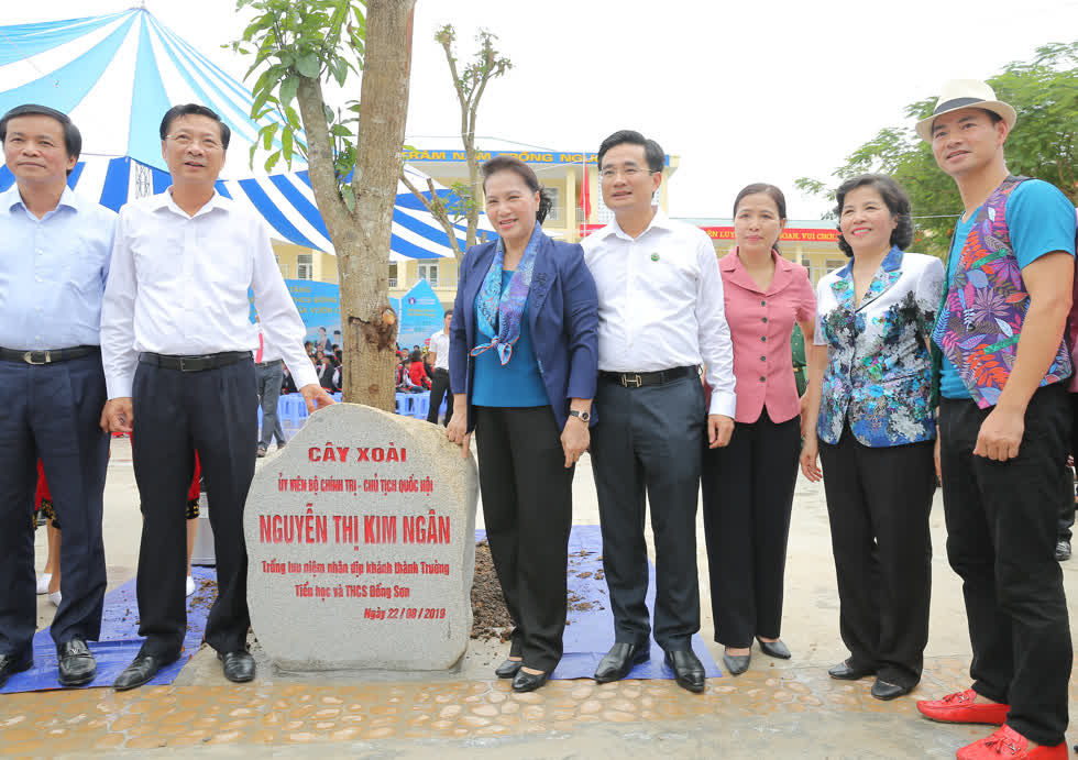 Bà Nguyễn Thị Kim Ngân - Uỷ viên Bộ chính trị, Chủ tịch Quốc hội nước Cộng hoà XHCN Việt Nam và các đại biểu trồng cây lưu niệm cho ngôi trường mới.