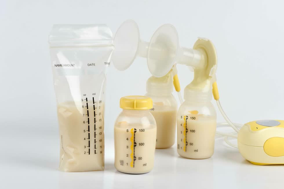   Bạn có thể mua những chiếc túi trữ sữa chuyên dụng, được thiết kế đặc biệt để bảo quản sữa mẹ. Để túi trong tủ đá nơi nhiệt độ luôn duy trì ở mức dưới âm độ.  
