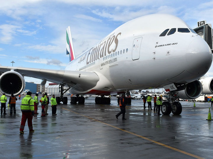   Chuyến bay từ Auckland, New Zealand tới Dubai, UAE (Emirates Airlines) dài 14.201 km. Thời gian bay ước tính: 17h 5 phút sử dụng máy bay Airbus A380. Chuyến bay đầu tiên: 2/3/2016.  