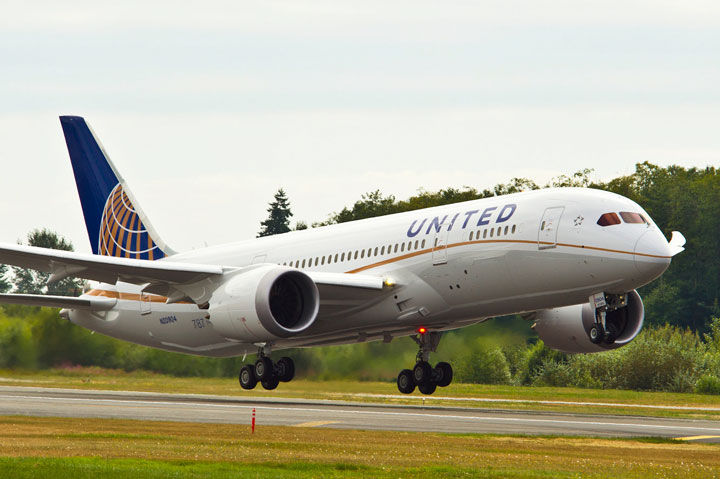   Từ Los Angeles, Mỹ tới Singapore (United Airlines), du khách trải qua chuyến hành trình dài 14.114 km. Thời gian bay ước tính: 17h 55 phút, sử dụng máy bay Boeing 787. Chuyến bay đầu tiên: 27/10/2017.  