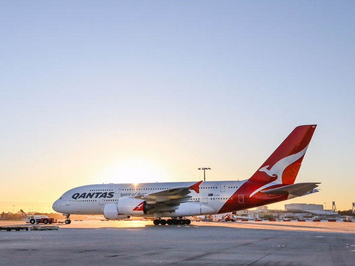   Với quãng đường dài 13.805 km, chuyến hành trình từ Dallas, Mỹ tới Sydney, Australia (Qantas Airlines)bay trong khoảng 17h 15 phút. Máy bay: Airbus A380. Chuyến bay đầu tiên ngày 29/9/2014.  