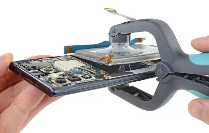   Trang iFixit cho biết, họ đã phải sử dụng tới dụng cụ chuyên dụng ISclack mới lấy được pin ra do Samsung sử dụng khá nhiều keo ở bên dưới pin.   