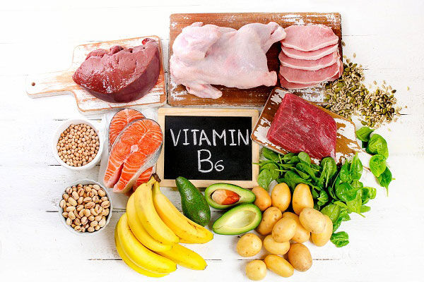   Vitamin B6 còn được gọi là pyridoxin, đây là loại vitamin thiết yếu cho cơ thể. Nó giúp sản sinh các hoóc môn, hóa chất trong não giúp giảm trầm cảm, bệnh tim và chứng mất trí. Loại vitamin này có nhiều trong các loại thực phẩm như ngũ cốc, quả bơ, chuối, thịt, bột yến mạch và quả khô.  
