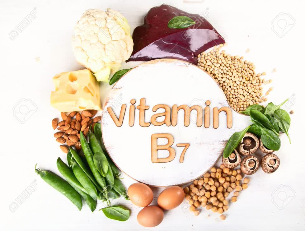   Vitamin này cũng được gọi là biotin. Nó cần thiết cho sự tăng trưởng tế bào và tổng hợp các axit béo. Loại vitamin này giúp tuyến mồ hôi, da và tóc phát triển khỏe mạnh. Nó cũng giúp khắc phục móng dễ gãy và tăng cường sức khỏe xương. Những loại thực phẩm chứa nhiều vitamin B7 gồm các loại quả có màu vàng, rau lá xanh, đậu lăng, gạo lứt, ớt, lòng đỏ trứng, đậu nành.  