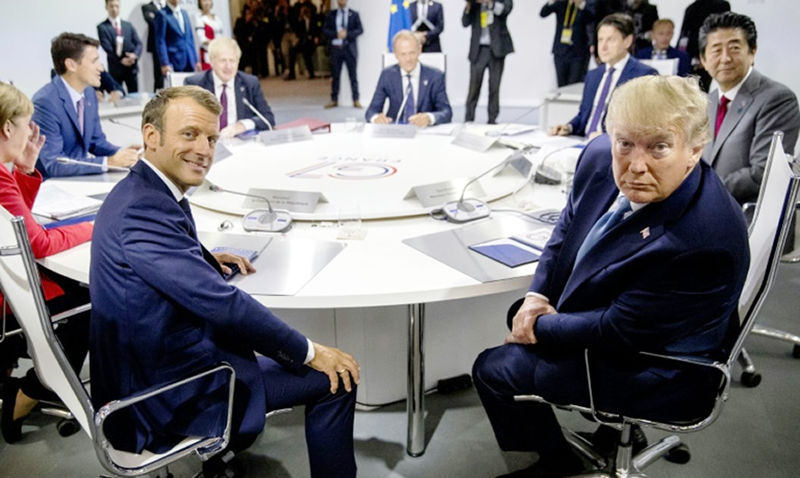 Các nhà lãnh đạo G7 trên bàn họp ngày 26/8. Ảnh: AFP.