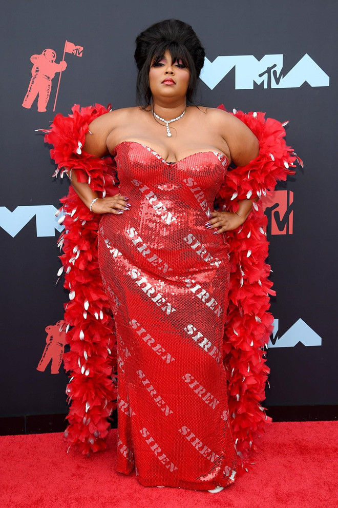 Nhìn lại trang phục thảm đỏ của các sao thế giới tại VTM VMA 2019: Người xinh đẹp, kẻ lố lăng