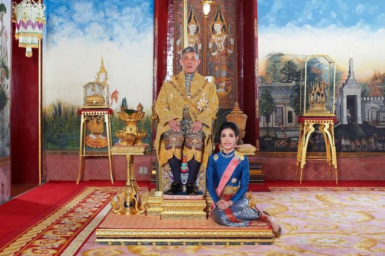   Một số hình ảnh theo truyền thống hoàng gia thông thường, với Sineenat mặc trang phục Thái Lan và ngồi dưới chân nhà vua.  