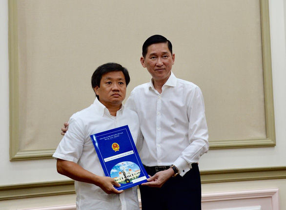 Ông Đoàn Ngọc Hải (trái) trong ngày nhận quyết định về công tác tại Tổng công ty Xây dựng Sài Gòn TNHH MTV.