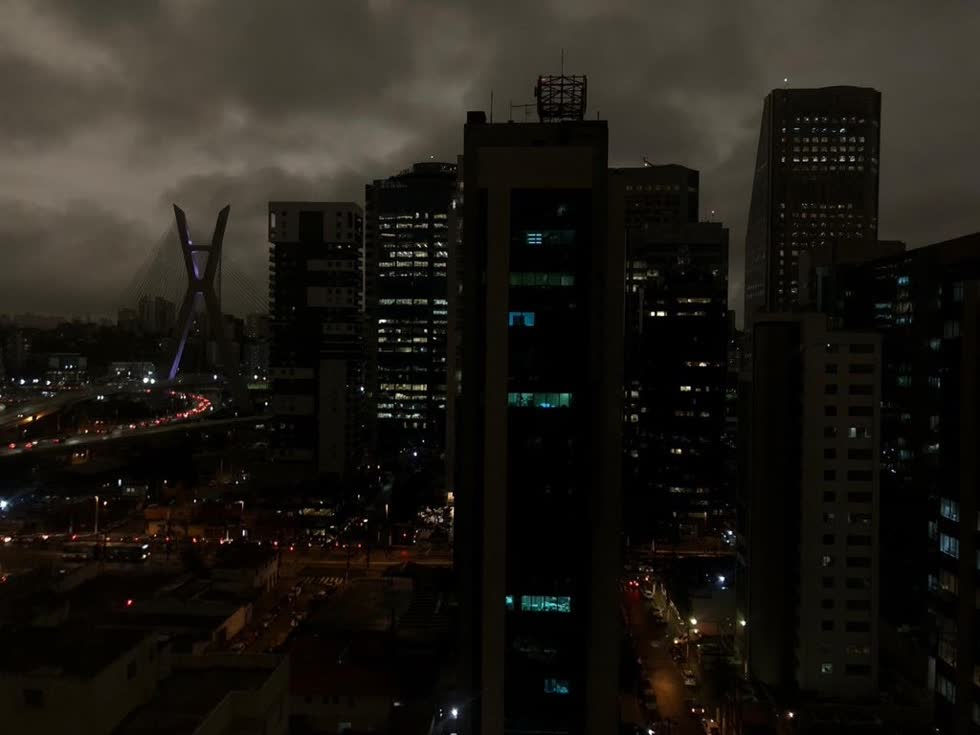   Thành phố São Paulo chìm trong khói lúc 15h45, ngày 21/8. Ảnh: Twitter.  