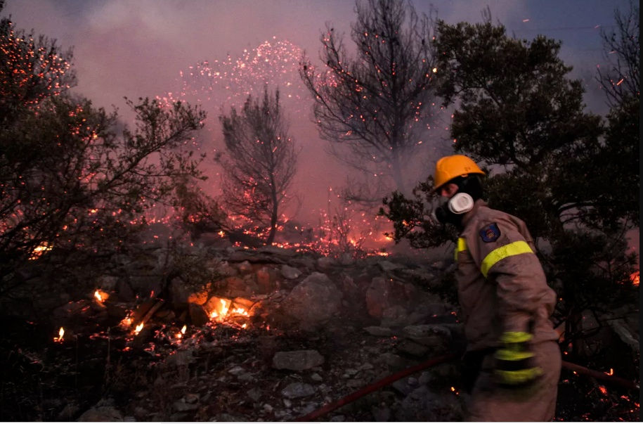   Một lính cứu hỏa đang tham gia dập tắt đám cháy rừng trên núi Hymettus ở Athens vào ngày 12/8. Ảnh: Getty Images.  
