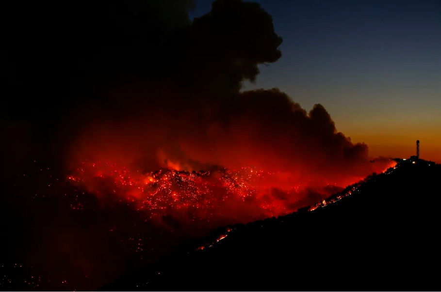   Một đám cháy rừng dữ dội ở quận Karabaglar, tỉnh Izmir, Thổ Nhĩ Kỳ, ngày 19/8. Ảnh: Getty Images.  