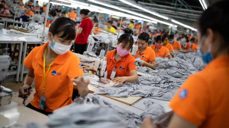Nhân viên sử dụng máy may tại nhà máy của Công ty Pan-Pacific Viet Pacific Clothing (VPC) tại Võ Cường, tỉnh Bắc Ninh vào ngày 1/3/2019. Ảnh: Bloomberg.