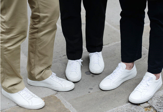   Giày, một đôi sneaker màu trắng trơn hoặc một đôi giày Âu để đi các bữa tiệc phù hợp cho việc đơn giản hóa phong cách mặc đồ nhưng vẫn thời thượng.  