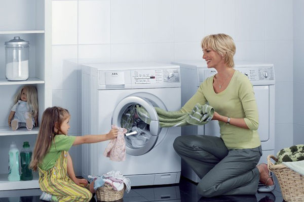 Máy giặt lồng ngang được thiết kế miếng che và lót đệm cao su phía trong chắc chắn để tránh bị tràn nước lúc giặt. Tuy nhiên, đó lại là nguyên nhân tạo ra sự phát triển cho nấm mốc, vi khuẩn và mùi khó chịu.