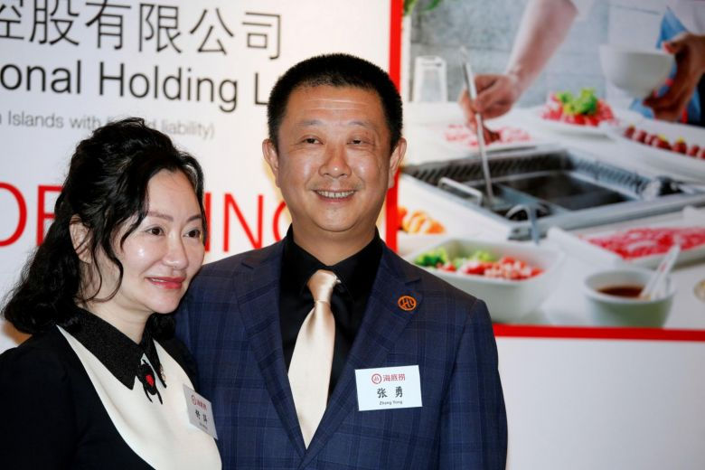   Tỷ phú Zhang Yong và người vợ dự tiệc trưa tại nhà một nhà hàng ở HongKong. Ảnh: Reuters.  